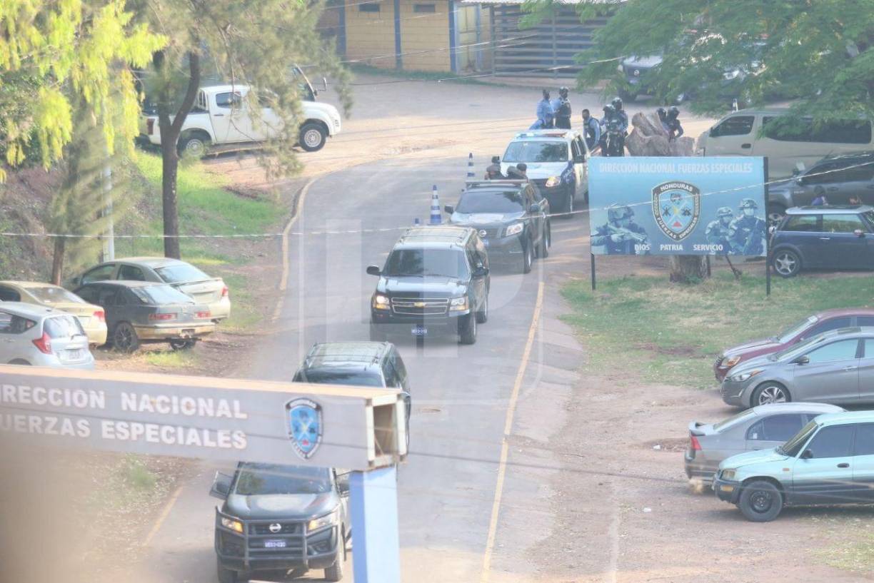 Carros blindados salieron en caravana de la sede de Fuerzas Especiales, en lo que parecía ser el inicio de la extradición de Juan Orlando Hernández, no obstante, solo se trató de un simulacro. Fotografía: Opsa / Marvin Salgado