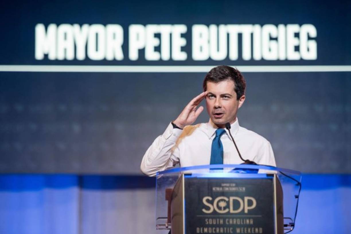 Pete Buttigieg es el primer candidato homosexual a la presidencia de Estados Unidos y ha sorprendido al ascender rápidamente en los sondeos de intención de voto.<br/><br/>Alcalde de la pequeña ciudad de South Bend (Indiana) y veterano de la guerra de Afganistán, el político de 37 años de edad es visto por muchos votantes jóvenes como una opción más cercana a la lucha contra el cambio climático o la atención sanitaria universal. Está casado con un maestro.