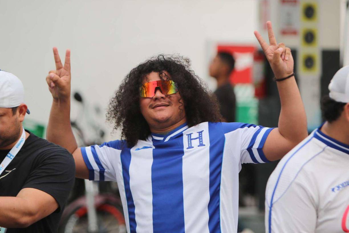 ¡Tremendo flow! Así posó el aficionado catracho a las cámaras de LA PRENSA.