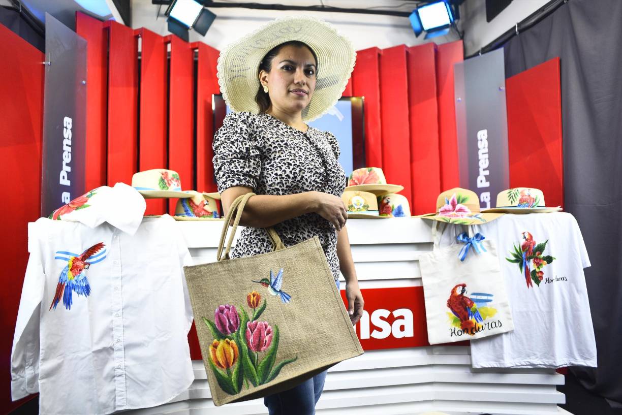 ”En mi emprendimiento plasmamos lo que el cliente pida, ya puede ser en vestido, carteras, gorras u otro accesorio, es un arte único y pintado con los más finos detalles con una pintura duradera”, refirió
