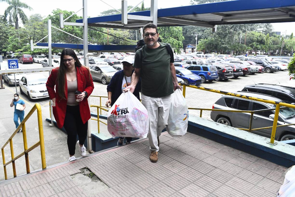 Ver la cara de felicidad de estos niños lo motivó para que en 2007 comprara su primer traje de Santa Claus y obsequiara juguetes a los niños del barrio Miguel Paz Barahona, donde él creció.