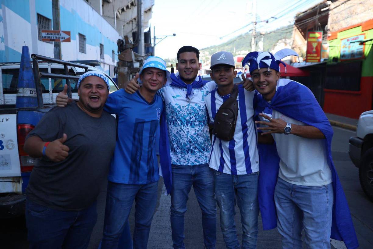 Muchos hinchas catrachos llegan con la ilusión de un triunfo ante el conjunto azteca. 