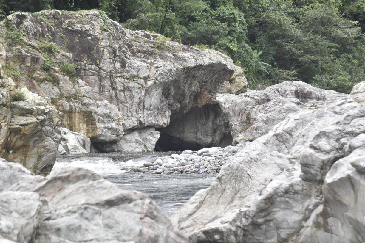 Las rocas ayudan a que el paisaje se vuelva misterioso y encantador. Esto hace que la cuenca del Cangrejal sea una invitación permanente para los amantes de aventuras y adrenalina.