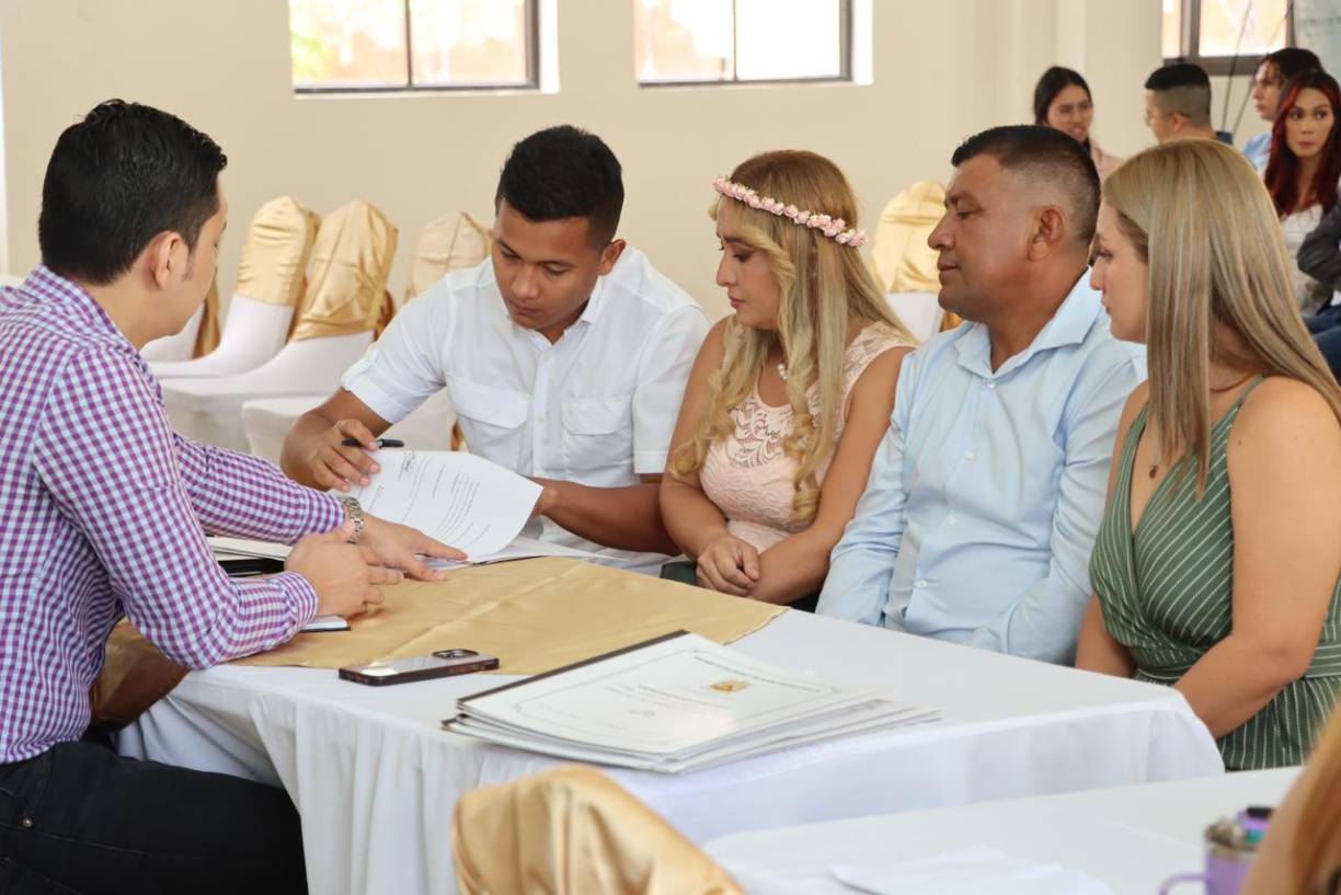 De acuerdo a la programación para este sábado, de las 12:00 del mediodía a las 2:00 de la tarde, se realizará la recepción de los invitados y las parejas podrán tomarse fotografías en los sets preparados, donde también se les entregarán los diplomas y podrán registrarse para los premios que se darán al finalizar la ceremonia.