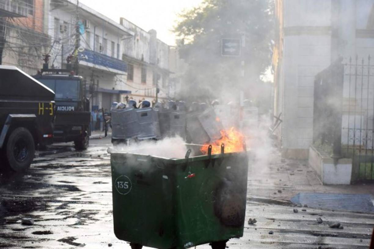 Agentes antidisturbios que acordonan el edificio, en el centro de Asunción, dispararon balines de goma a manifestantes.<br/>