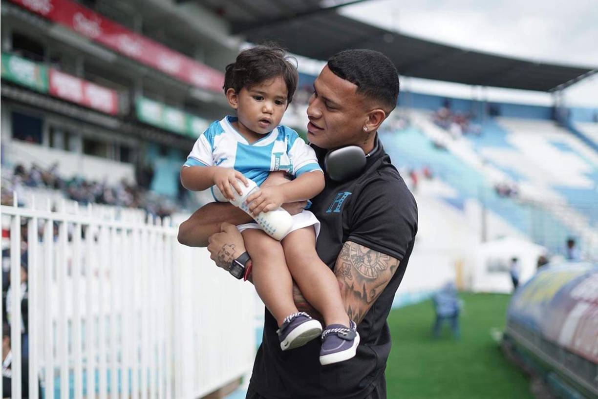 Kervin Arriaga recibió el apoyo de su familia en el recinto capitalino y aprovechó para cargar a su hijo.