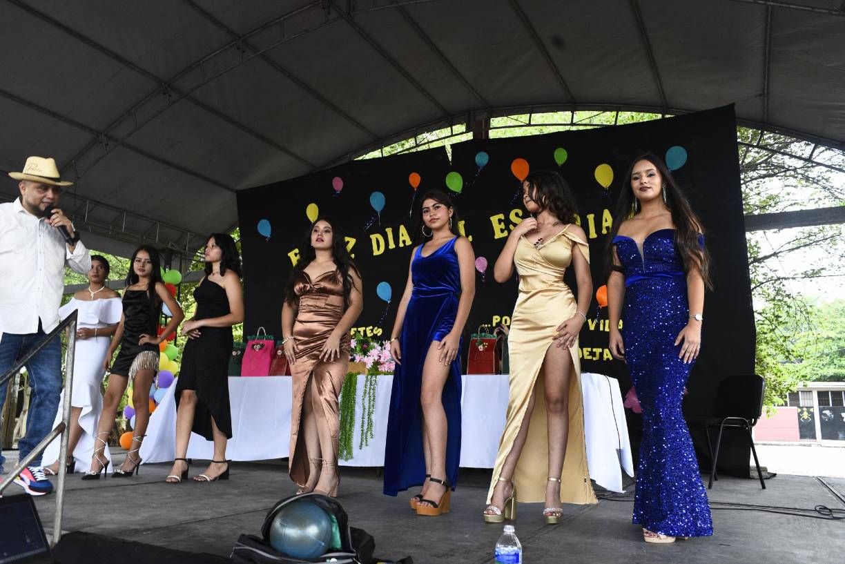 Entre las concursantes a madrinas de los estudiantes del JTR estaban las jovencitas Sharon Denisse Díaz, Angela Roxana Rivas, Mariely Marcella Ayala, Maverick Nicolle Zúniga, Yaleni Samiry Gómez, Cesia Sofía Torres y Emely Yessenia Muñoz. 