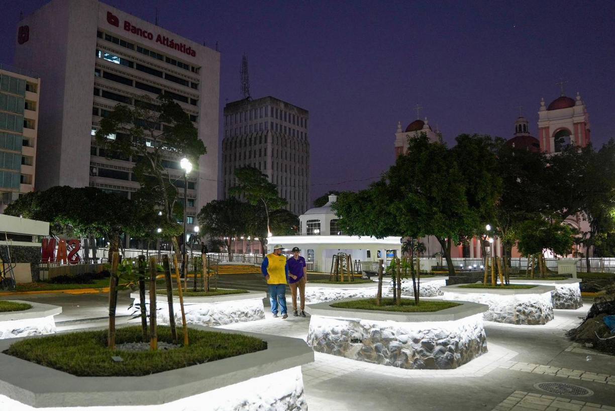 En las imágenes se puede observar la buena iluminación con la que está quedando la acera y alrededores del parque central.
