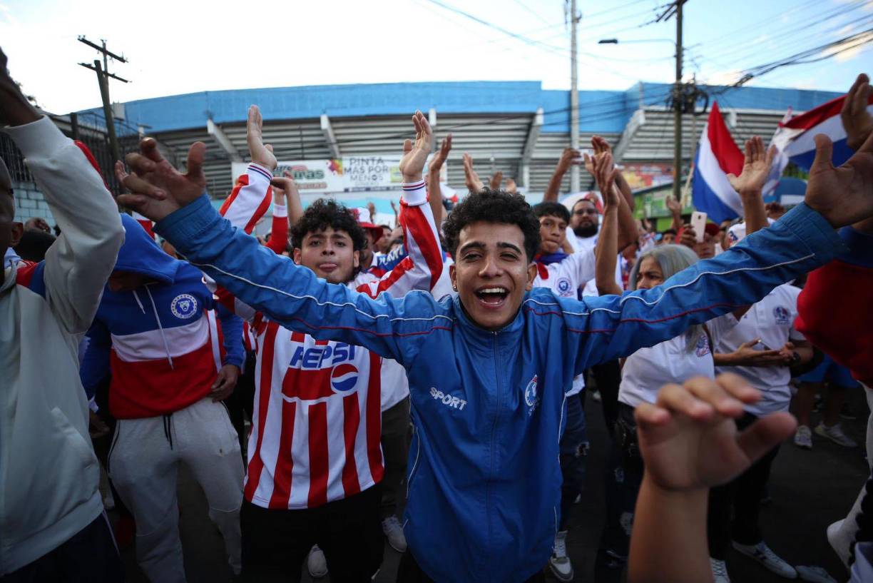 Sin duda, una tremenda fiesta la que se vivió en las afueras del recinto capitalino previo al gran duelo. 