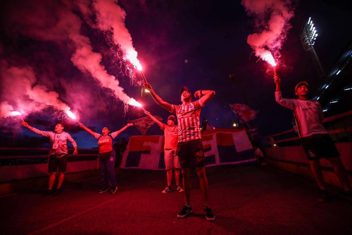 Novia de futbolista, legionario presente y decepción en el Olimpia-CAI
