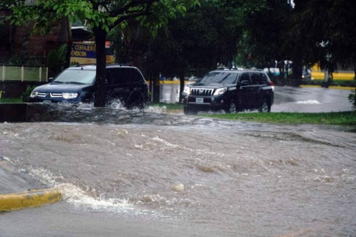 Siempre que llueve, al inicio de la 33 calle se forma un gran charco que da problemas a los conductores.