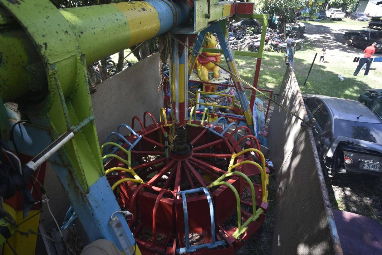 El juego mecánico del que cayó la niña y otros tres juegos que no cumplían con las medidas necesarias de seguridad permanecen decomisados en un predio privado aledaño a los juzgados santabarbarenses.