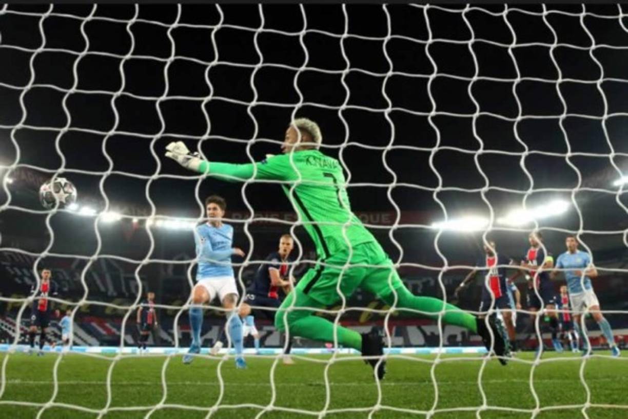 El centro de Kevin de Bruyne sorprendió al portero tico que no pudo llegarle al balón.