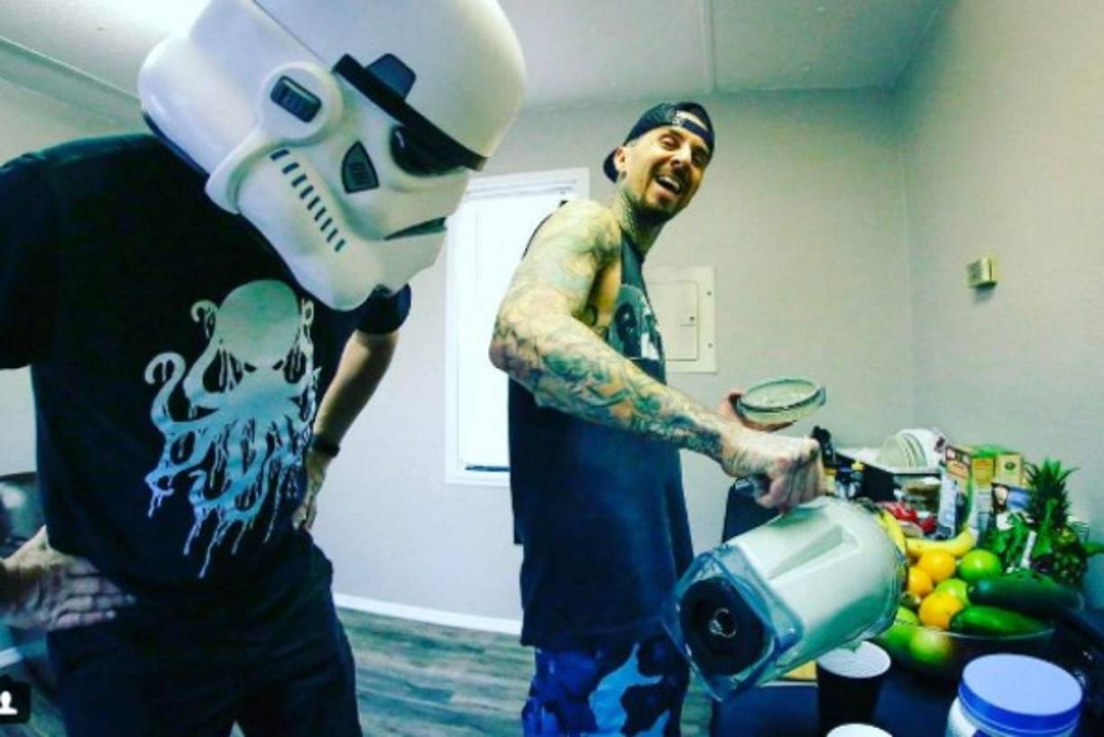 Travis se mantiene sobrio desde el 2008, año que sobrevivió un accidente aereo en el que el 67% de su cuerpo sufrió quemaduras.