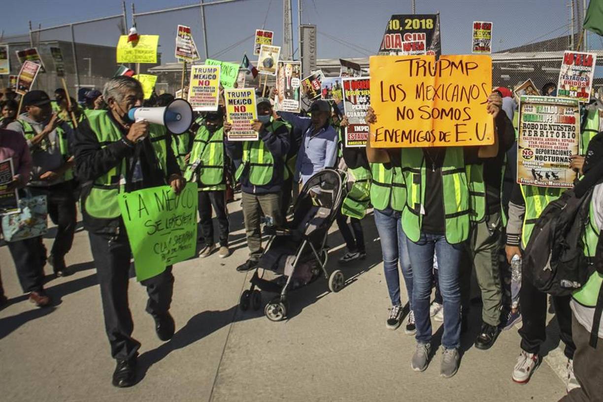Entre otras consignas, se escuchaba: “Trump, puente sí, muros no”, “A México se le respeta” y “Los migrantes somos trabajadores, no delincuentes”.