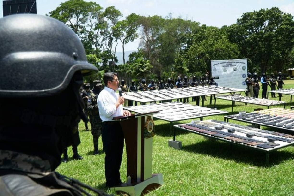 Hoy se presentó el recuento de pertenencias decomisadas a reos del centro penal de San Pedro Sula luego de ser trasladados a cárceles de máxima seguridad.<br/>