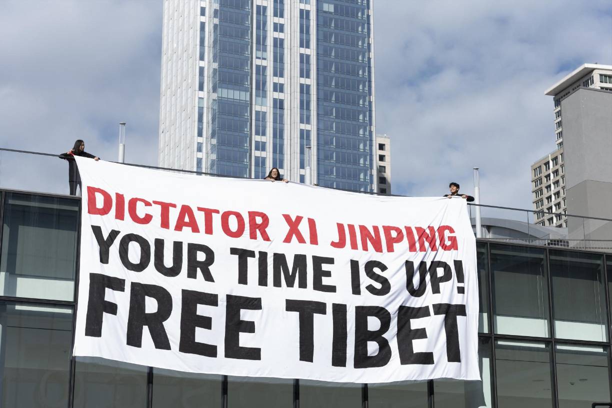 Activistas colgaron un cartel contra el presidente Xi en San Francisco.