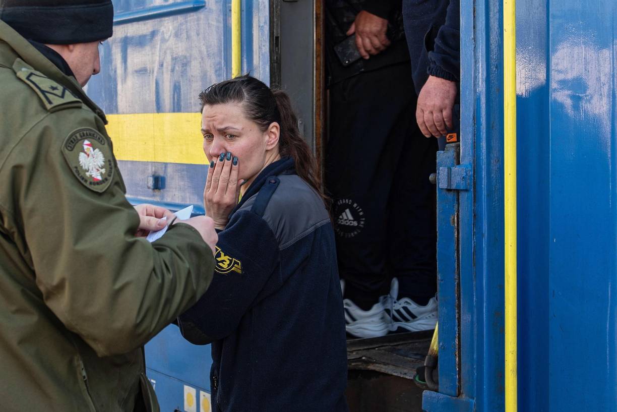 Despavoridos, los residentes de Kiev se aglomeraron en las estaciones de tren para buscar salir de la ciudad ante las amenazas rusas.