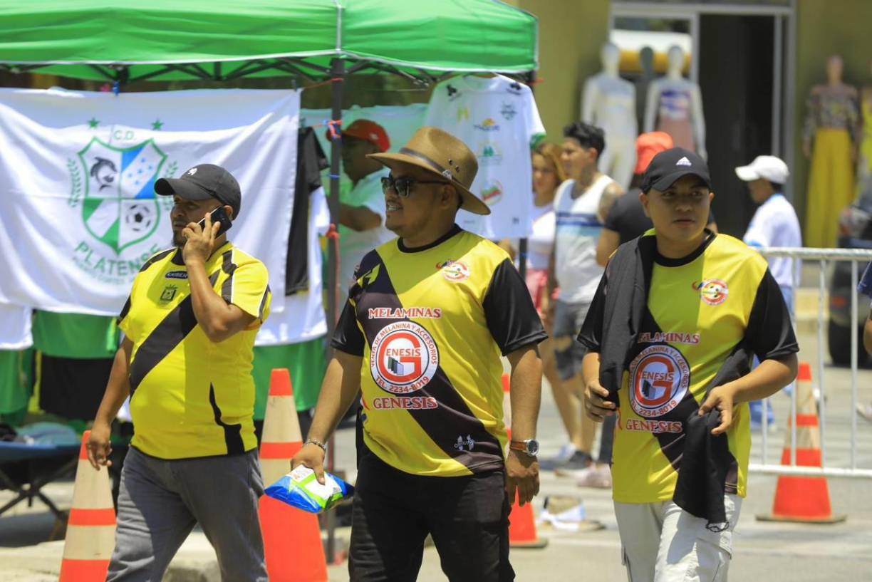 Así llegaron los hinchas del cuadro visitante que llega con la ventaja de casa y sueña con estar en Primera.s