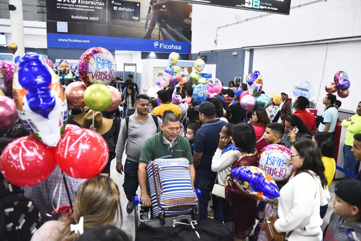 Hondureños llegan de España para pasar Navidad en familia