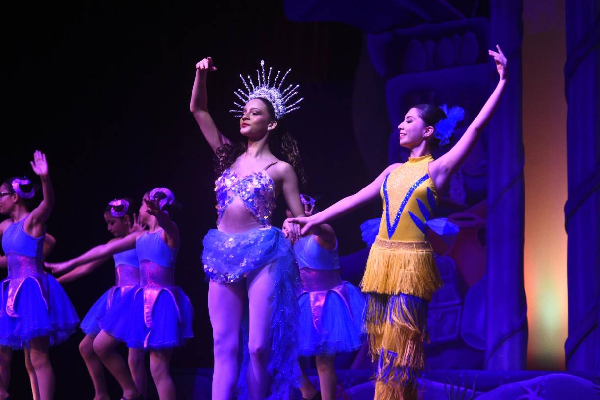 La ovación del público no se hizo esperar, cada cambio de escena rompía con aplausos. 