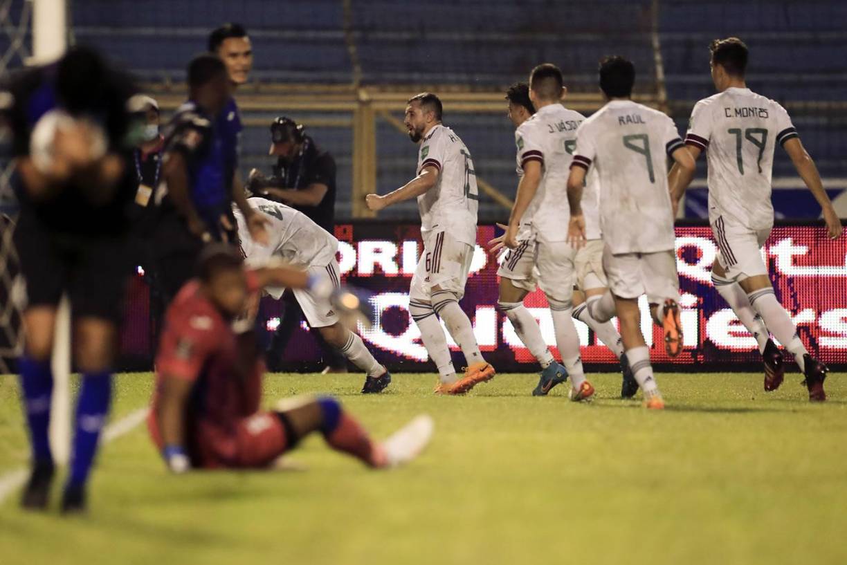 El festejo de los jugadores de México tras el autogol de Honduras.