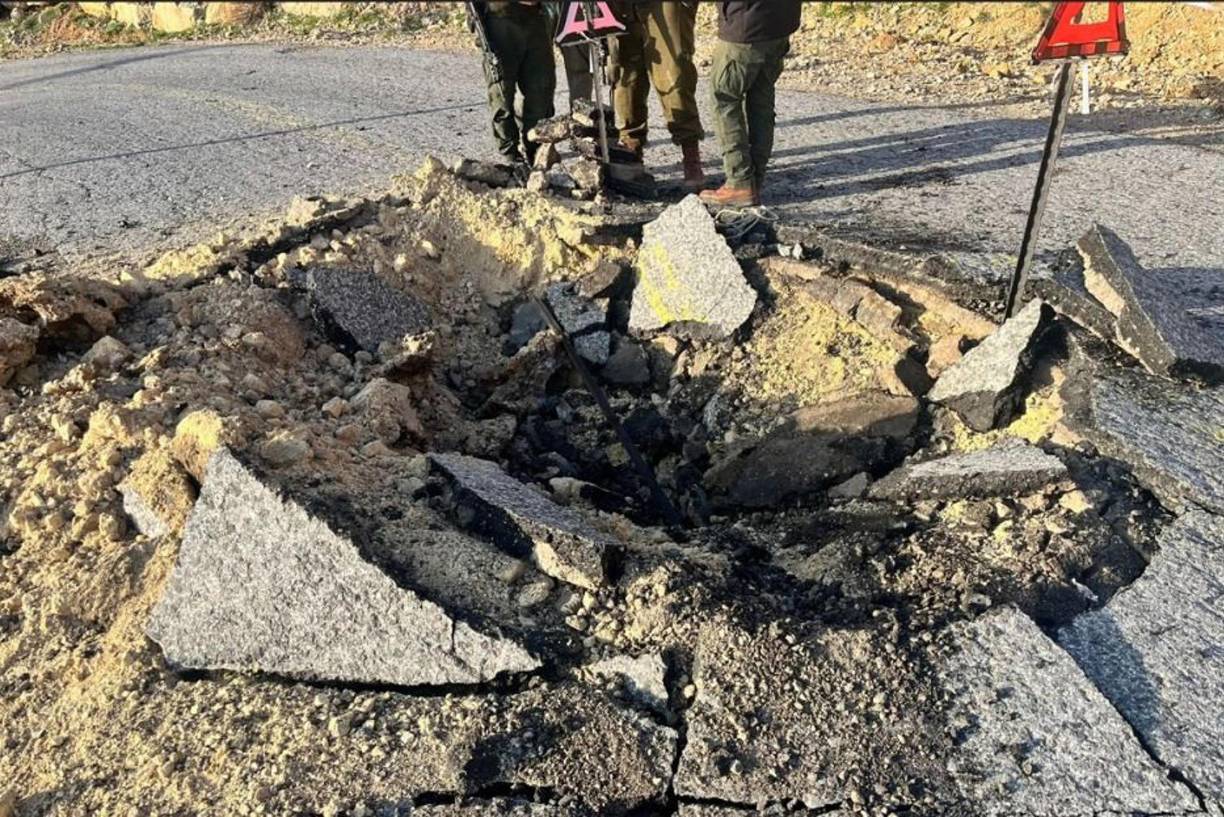 El jefe de Estado Mayor israelí, el general Herzi Halevi, prometió el lunes que su país responderá a <b>Irán</b>, durante una visita a la base militar israelí de Nevatim, en el sur del país, que fue alcanzada por la andanada de más de 300 drones y misiles. 