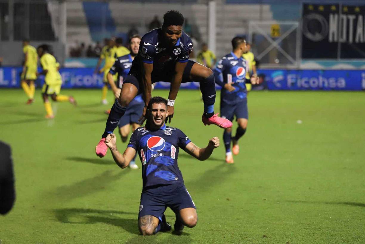 Sin embargo, las cosas no salieron como se esperaba y el futbolista saltó por encima de Campana.