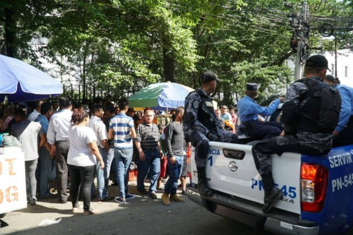 Las autoridades del RNP esperaron que llegara la Policía para abrir y comenzar a entregar las cédulas.