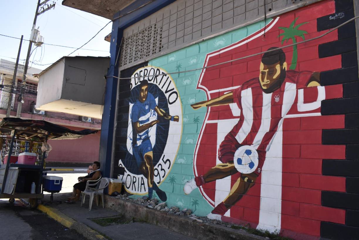 El equipo Victoria fundado un 15 de noviembre de 1935 y el Club deportivo Vida creado un 14 de noviembre de 1940, son parte de la historia de La Ceiba fueron inmortalizados por los muralistas. 