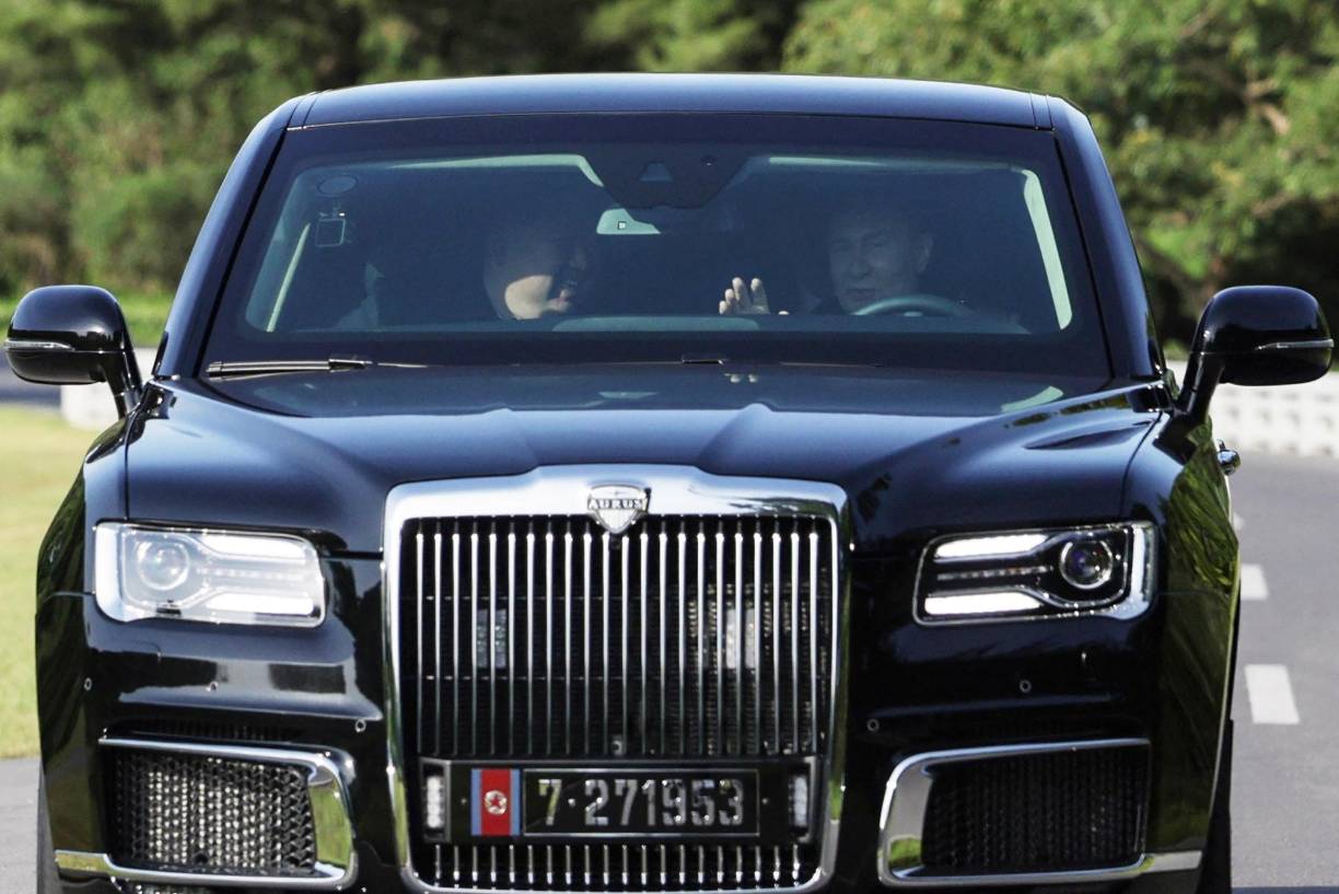 El mandatario ruso se puso detrás del volante del sedán de lujo, uno de los mismos modelos que utiliza en Moscú, y condujo a Kim Jong Un mientras charlaban amenamente.