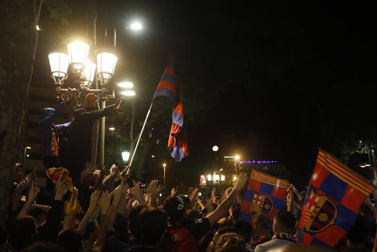 Ondeando banderas azulgranas y bufandas del club entrenado por Xavi Hernández, los hinchas barcelonistas encendieron bengalas y lanzaron gritos de “¡Barça, Barça!, según mostraron las imágenes de televisión.