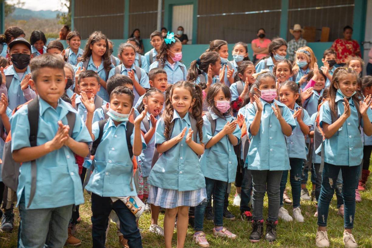 En cambio la gabacha azul turqueza, oscila entre 200 lempiras. Unos 300 centros educativos a nivel nacional iniciaron el pilotaje en fase 1.