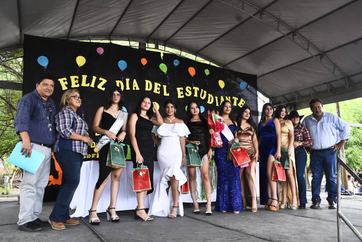 La celebración arrancó en ambas jornadas con la elección de la madrina de los estudiantes, en la jornada vespertina se coronó la señorita Cesia Sofia Torres Vargas de undécimo de la carrera de Asistente Ejecutivo Bilingüe .