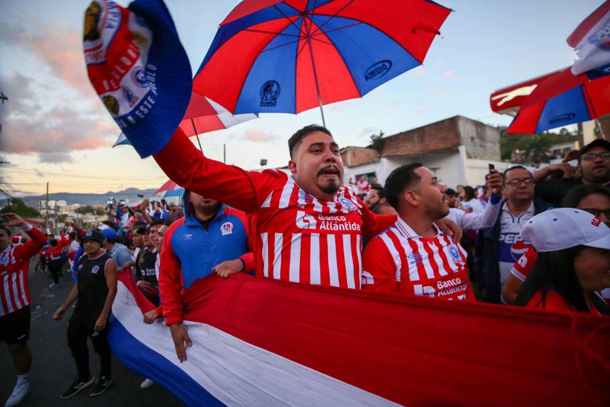 Otras de las imágenes del colorido ambiente en las afueras del Estadio Nacional Chelato Uclés por parte de la afición del Olimpia antes de la gran final ante Motagua. 
