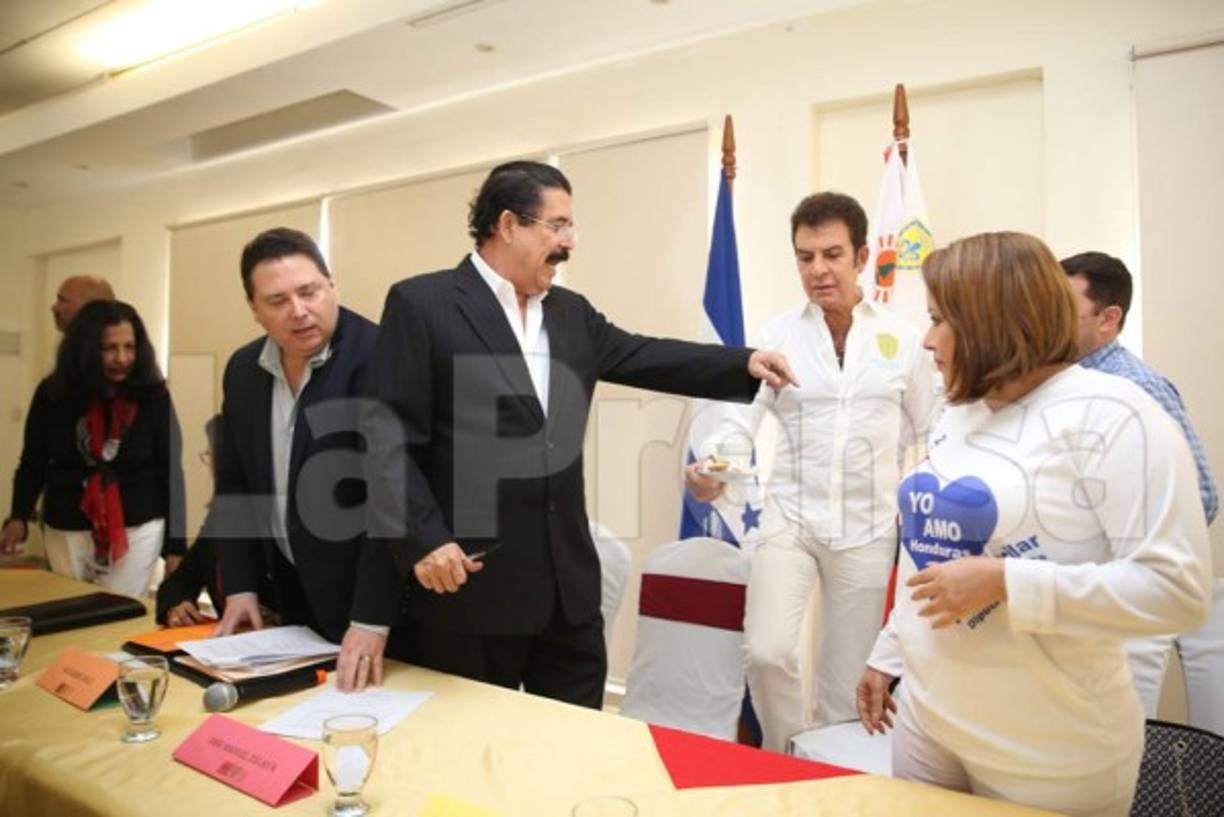 Los dirigentes de la oposición reafirmaron este sábado su unidad, pero la cohesión no evita que pasen por 'pequeños roces', como el que protagonizaron Salvador Nasralla y Eva Fernández por una silla.