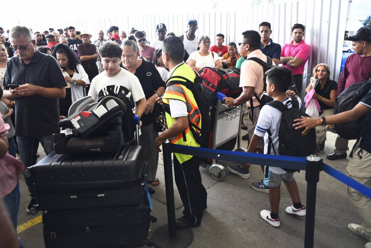 LA PRENSA constató este martes las aglomeraciones de familiares en busca de ingresar al aeropuerto Ramón Villeda Morales para despedir a sus parientes que viajan al extranjero.
