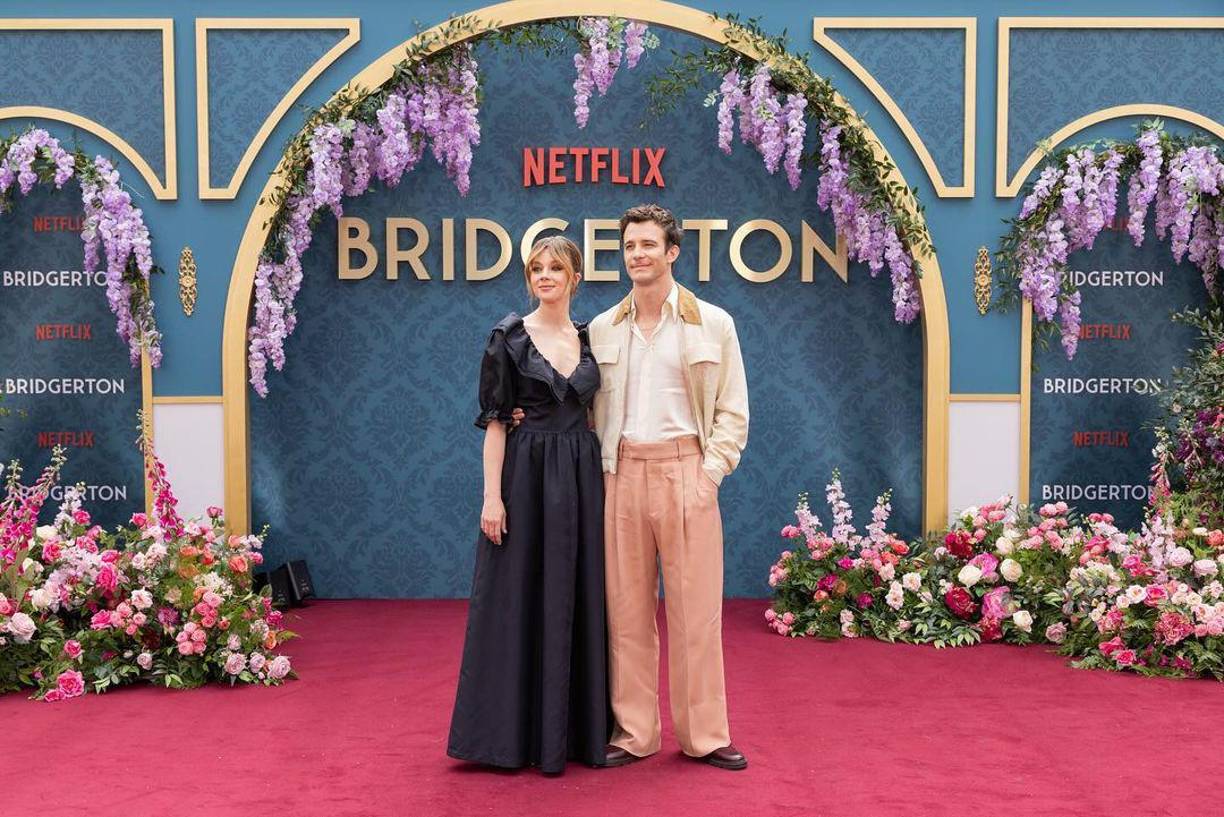 Claudia Jessie cautivó con un vestido negro con mangas abullonadas y escote pronunciado. Mientras tanto su compañero de reparto y hermano en la serie, Luke Thompson, vistió elegante con un corte holgado cuando eligió una camisa blanca y pantalones de color rosa salmón para el evento. También añadió una chaqueta de lino beige.