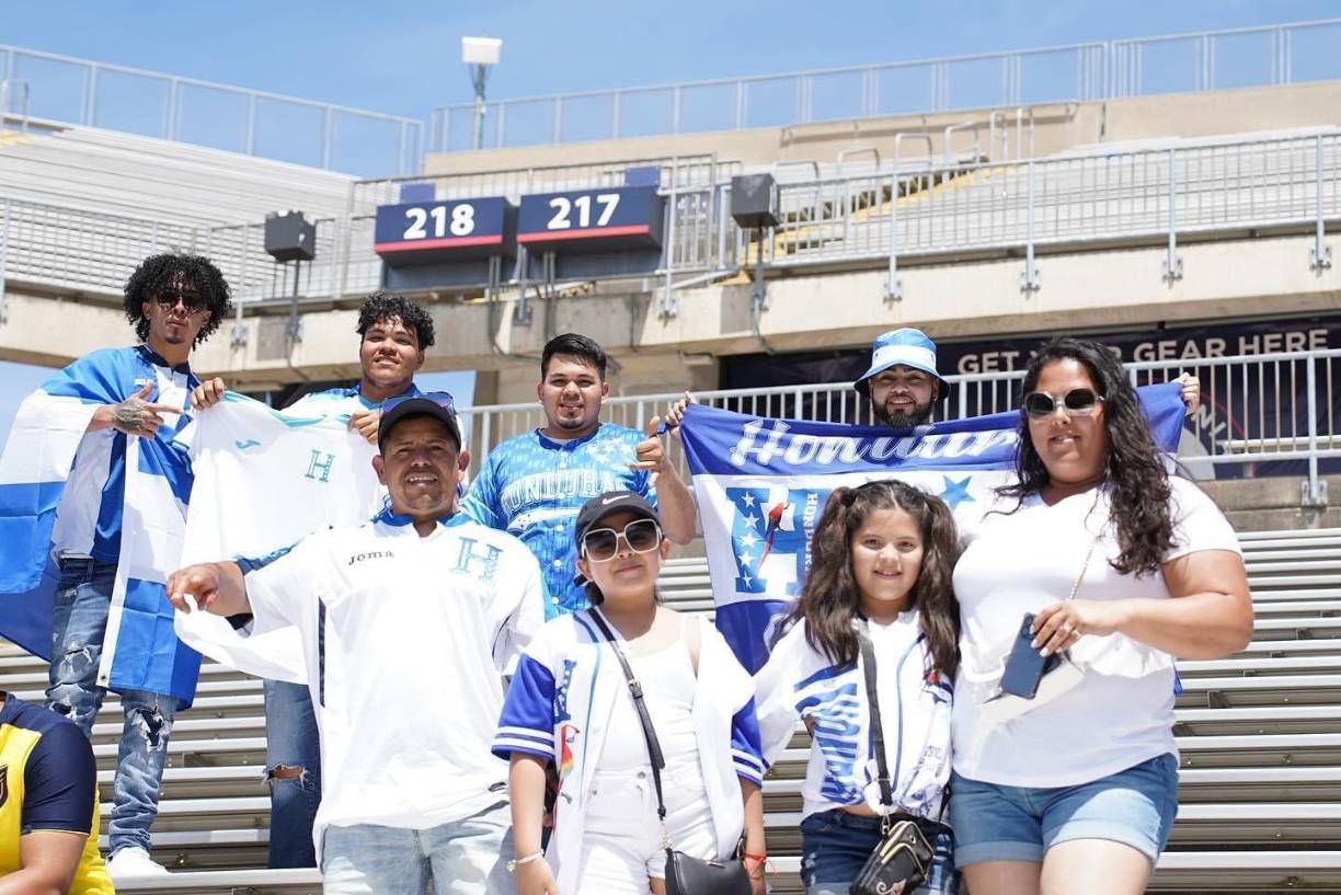 El amistoso contó con un lindo ambiente por parte de los hondureños y ecuatorianos antes del duelo.
