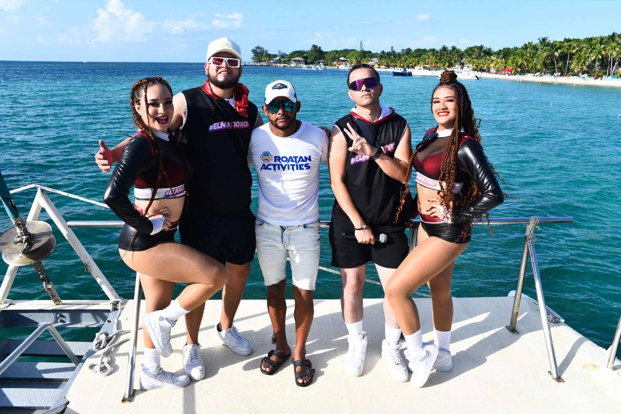 El pasado 27 de octubre, la isla hermosa de Roatán fue protagonista de una increíble fiesta en el mar a bordo de un de catamarán. El mega evento se realizó desde las 2:00 p.m. hasta las 7:00 p.m y fue todo un éxito gracias a Roatán Activities y sus patrocinadores.