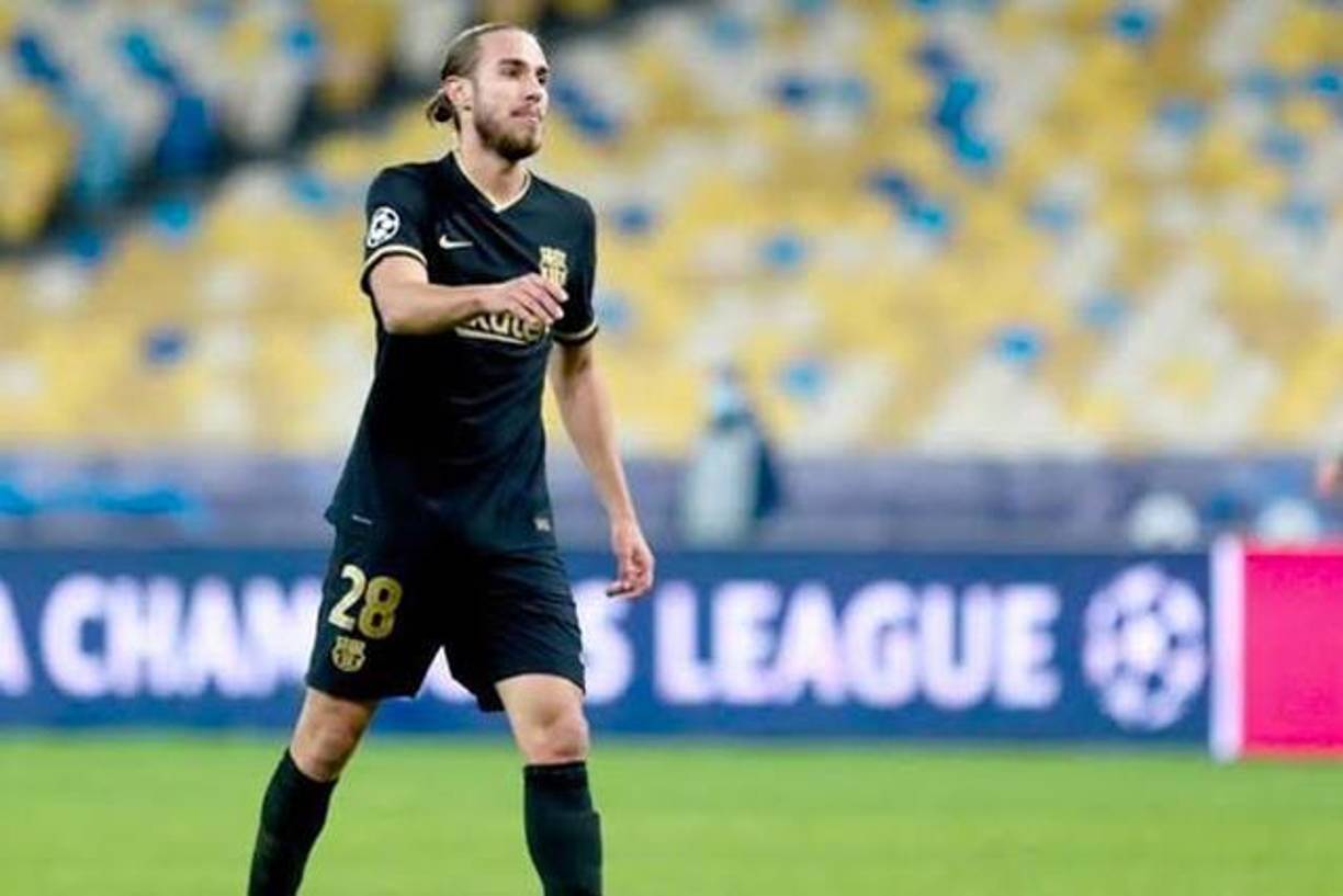 Óscar Mingueza: El defensor también aparece en la lista de jugadores que saldrán del FC Barcelona.