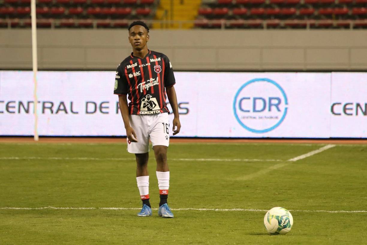 Según el periodista Julio Cruz, el Motagua estableció contactos con el hondureño Bryan Samir Félix, futbolista hondureño que pertenece a la Liga Deportiva Alajuelense de Costa Rica. Los azules consultaron por su situación y sondean la posibilidad de ficharlo ya que el jugador busca más minutos este semestre.