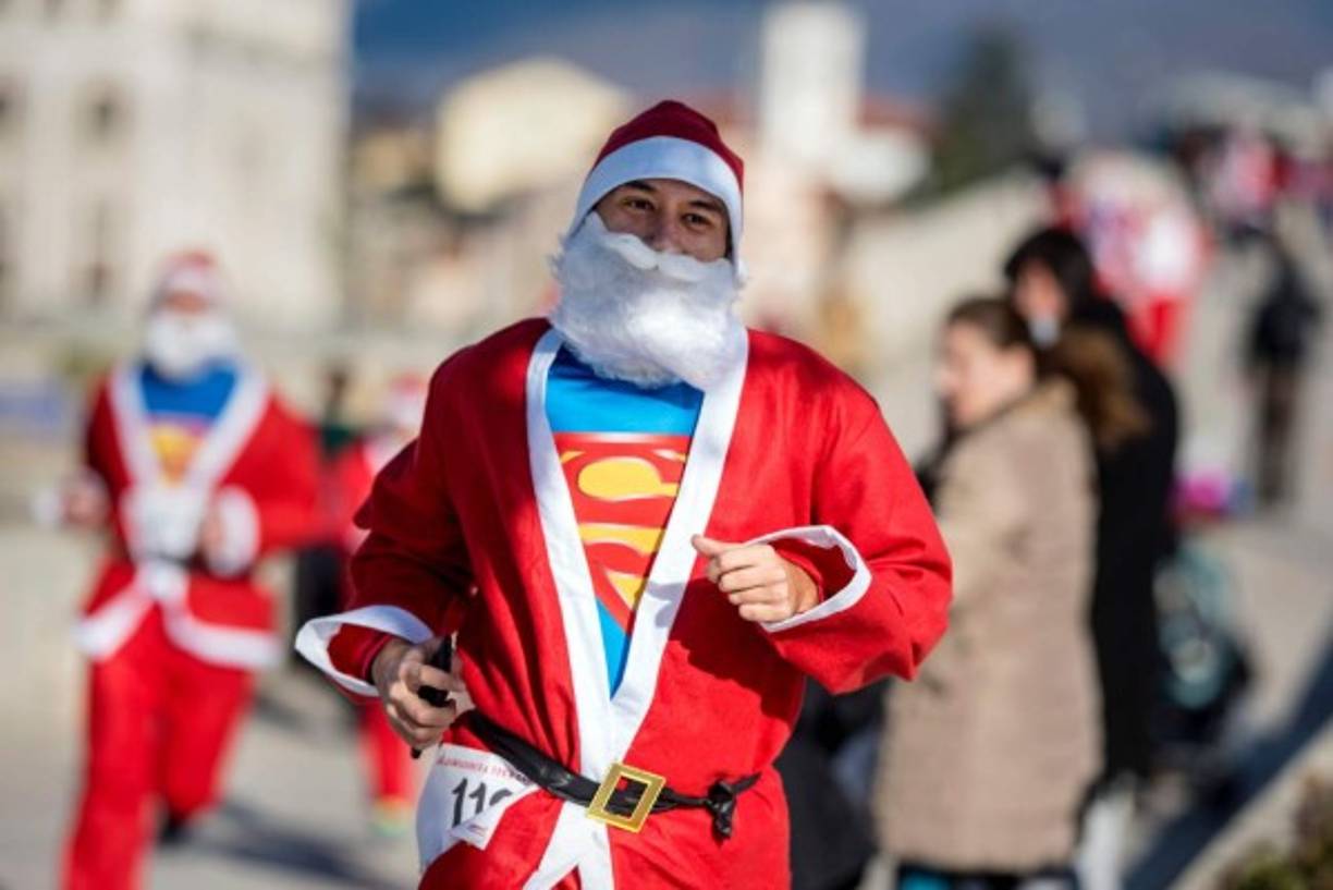 Un súper Santa Claus participa de la tradicional carrera de navidad en Skopje, capital de Macedonia.