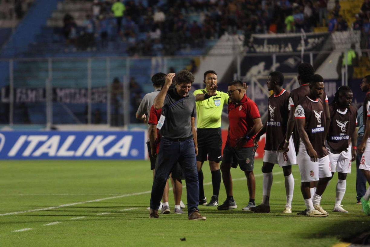 La reacción de Vargas en el partido que terminó perdiendo su equipo ante los Azules en el Nacional.