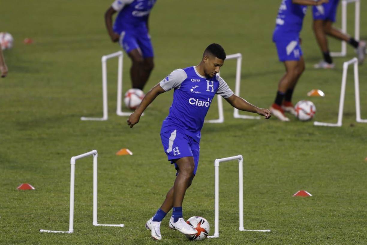 Bryan Acosta: El centrocampista hondureño es nuevo jugador del Colorado Rapids de la MLS. El catracho firmará contrato por dos años.