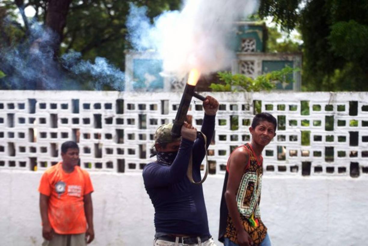 Jóvenes monimboseños con el rostro cubierto con camisetas se protegían de los disparos detrás de las trincheras, desde donde dijeron que están dispuestos a morir por una 'Nicaragua libre'.<br/><br/>'Aquí no vamos a dejar que entren, si tenemos que morir por nuestra patria, vamos a morir', expresaron en un video filmado en medio del combate.