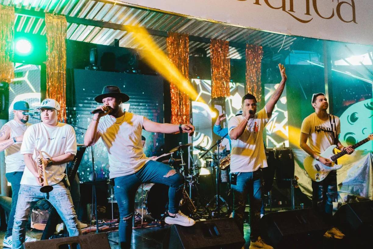 El sábado 22 de junio La Versátil pondrá a bailar a todos los asistentes a la 105 Brigada, antes que en el escenario se presente el cantante puertorriqueño Anthony Maldonado, exintegrante del grupo La Mákina.