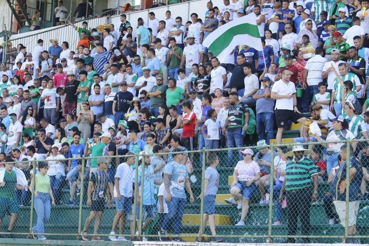 El ambientazo en las graderías previo al duelo entre los Escualos y el Génesis.