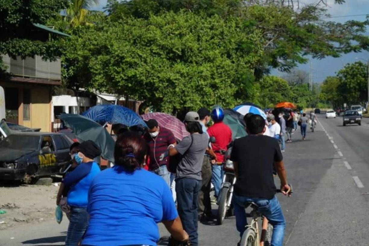 La Policía en conjunto con miembros de la Copeco, inspeccionan los alrededores de los bancos para que los clientes cumplan las medidas de bioseguridad, como ser el uso de mascarillas y guardar un metro de distancia.<br/>