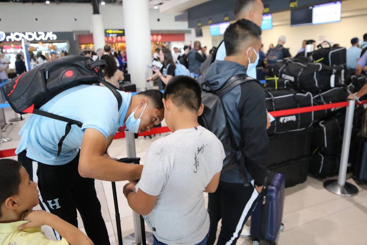 Asimismo, firmaron autógrafos a los pequeños aficionados presentes en el Aeropuerto de Palmerola en Comayagua.